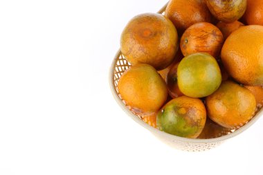 Beyaz arka plan üzerinde izole turuncu meyve sepeti,