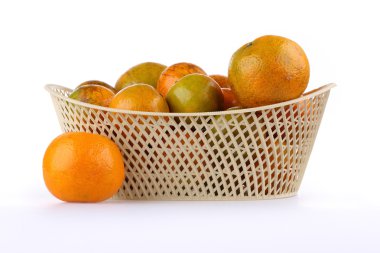 Beyaz arka plan üzerinde izole turuncu meyve sepeti,