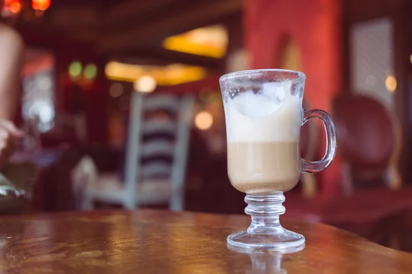 Café con leche sobre mesa de madera —  Fotos de Stock