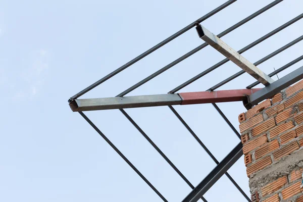 Stål balkar tak fackverk bostadsbyggande — Stockfoto