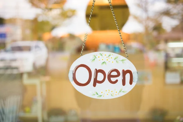 Offenes Schild hängt an Spiegeltür im Café — Stockfoto