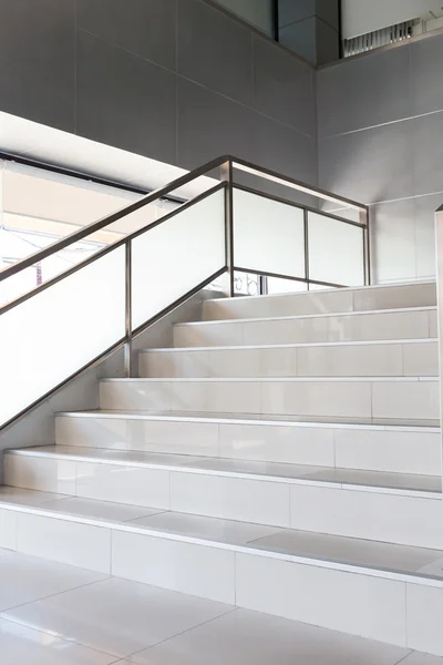 Escadas brancas no escritório moderno — Fotografia de Stock