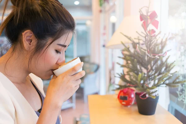 Bella ragazza che beve caffè caldo o tè nel caffè — Foto Stock