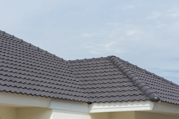 Чорний черепичний дах на новому будинку — стокове фото