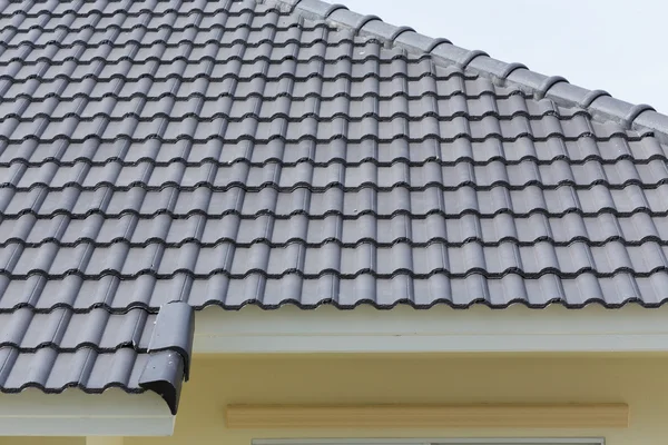 Yeni bir ev üzerinde siyah kiremit çatı — Stok fotoğraf
