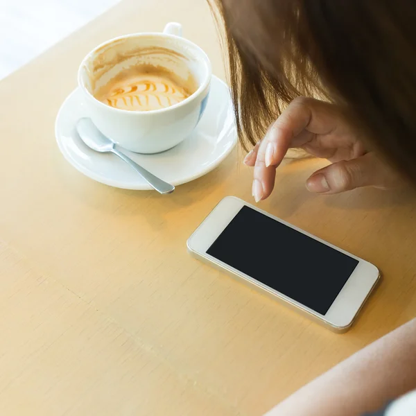 カフェのコーヒー ショップで携帯電話を使用している女性のライフ スタイル — ストック写真