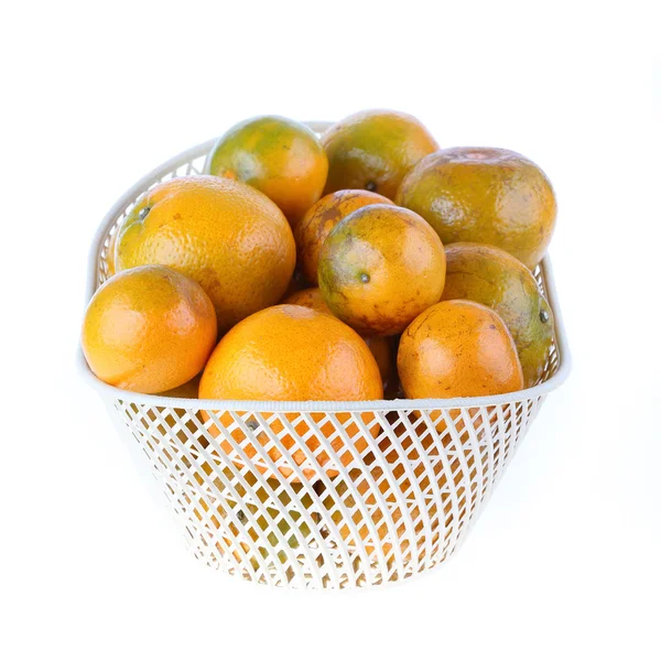 Fruta laranja em cesta, isolada sobre fundo branco — Fotografia de Stock