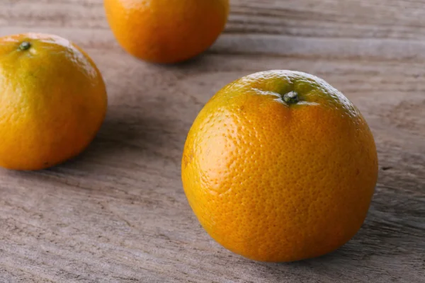 Oranges fruits sur table en bois marron — Photo