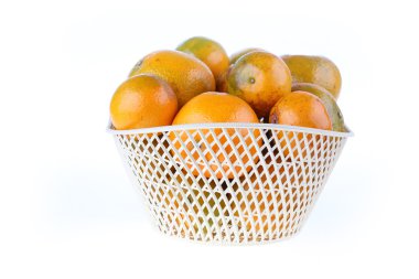 Beyaz arka plan üzerinde izole turuncu meyve sepeti,