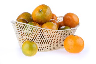 Beyaz arka plan üzerinde izole turuncu meyve sepeti,