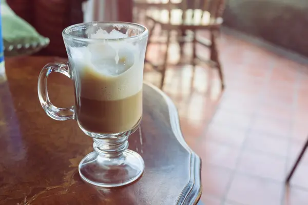 Kaffe latte på bord av trä — Stockfoto