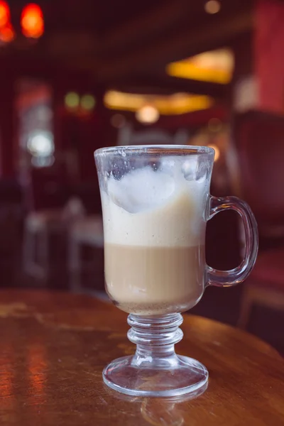 Café latte na mesa de madeira — Fotografia de Stock