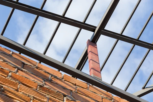 Vigas de aço telhado treliça construção de edifícios residenciais — Fotografia de Stock