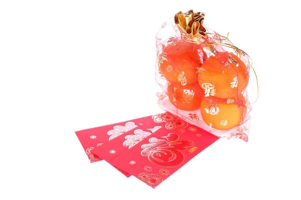 Красный конверт и апельсиновые фрукты китайского новогоднего украшения — стоковое фото