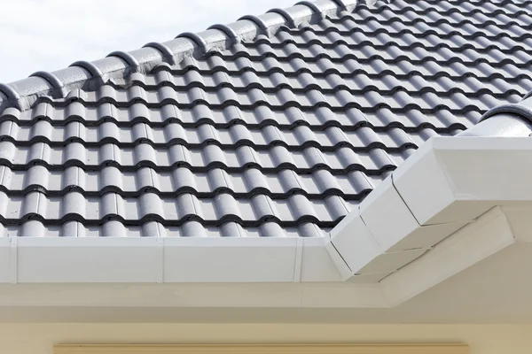 Weiße Dachrinne auf dem Dach des Hauses — Stockfoto