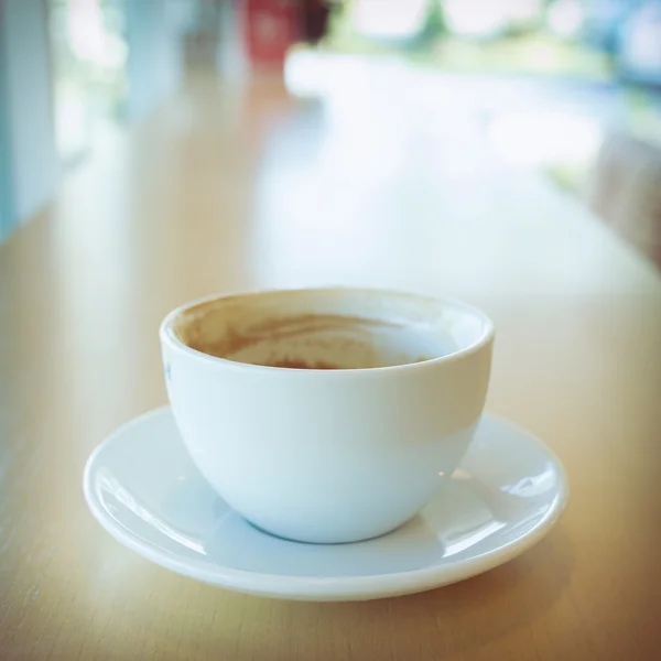 Quente de bebida de café na barra de mesa de madeira no café — Fotografia de Stock