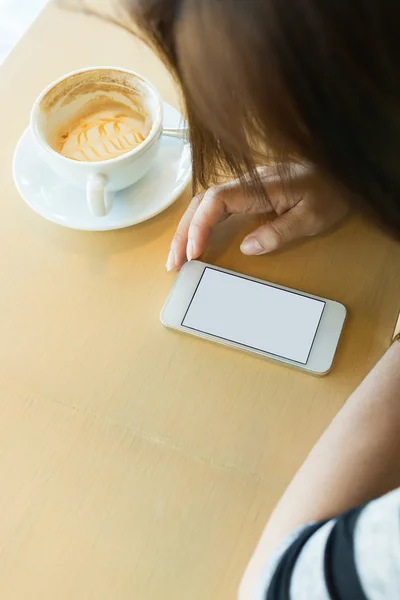 Mode de vie des femmes utilisant un téléphone portable dans le café café — Photo