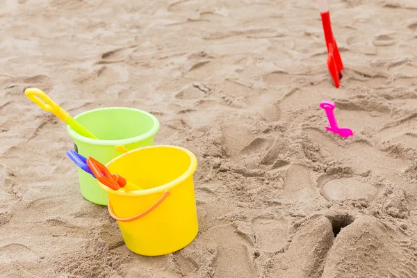 Παιδικά παιχνίδια για την αναπαραγωγή άμμο κουβά και φτυάρι — Φωτογραφία Αρχείου