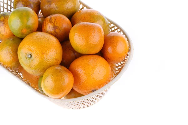 Fruta laranja em cesta, isolada sobre fundo branco — Fotografia de Stock