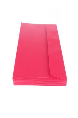 Hediye için beyaz arka plan üzerinde izole kırmızı zarf