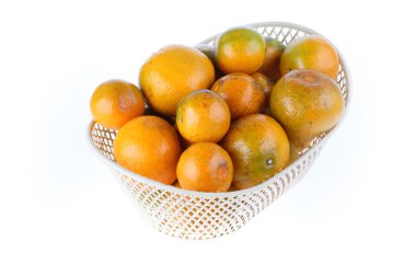 Beyaz arka plan üzerinde izole turuncu meyve sepeti,