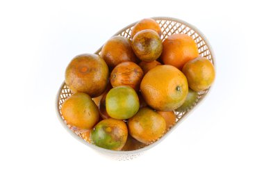 Beyaz arka plan üzerinde izole turuncu meyve sepeti,