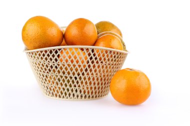 Beyaz arka plan üzerinde izole turuncu meyve sepeti,