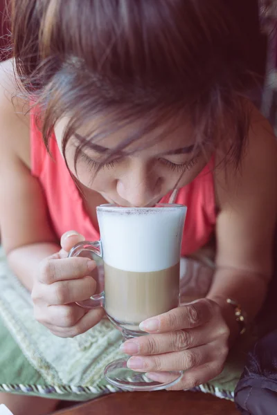 Mulher beber um café quente no café — Fotografia de Stock