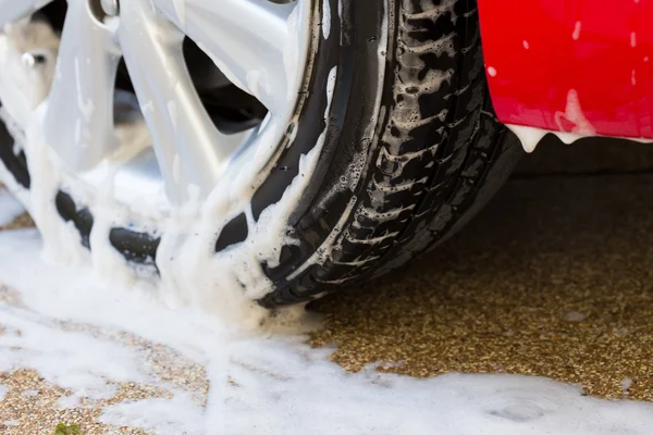 Lavaggio auto con sapone, servizio di pulizia auto — Foto Stock
