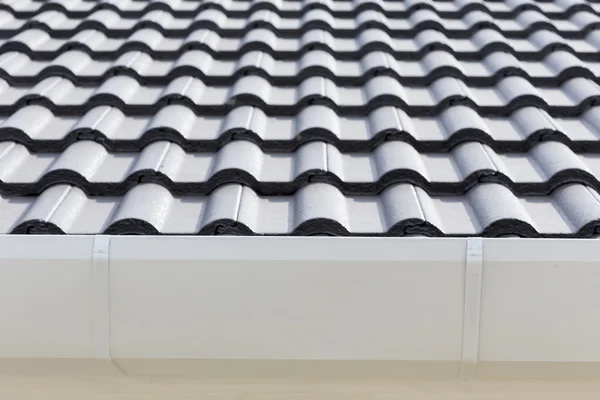 Weiße Dachrinne auf dem Dach des Hauses — Stockfoto