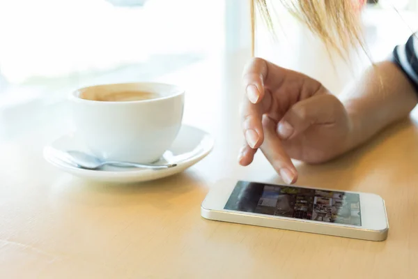 カフェのコーヒー ショップで携帯電話を使用している女性のライフ スタイル — ストック写真