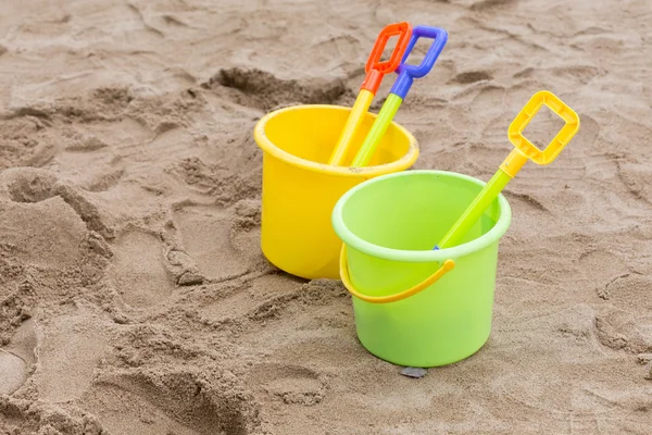 Παιδικά παιχνίδια για την αναπαραγωγή κουβά με άμμο και φτυάρι στην παιδική χαρά — Φωτογραφία Αρχείου