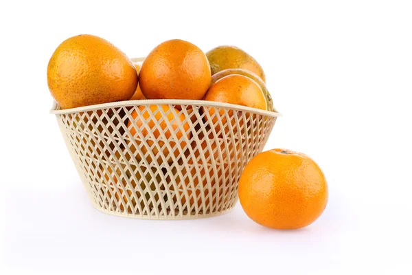 Beyaz arka plan üzerinde izole turuncu meyve sepeti,