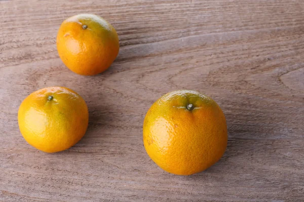 Oranges fruits sur table en bois marron — Photo