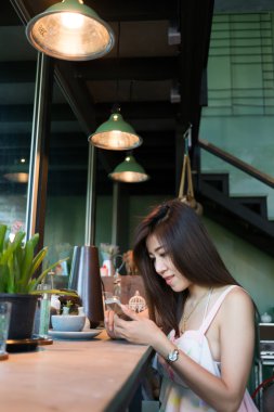 Cafe kahve dükkanında bir cep telefonu kullanarak kadın yaşam tarzı