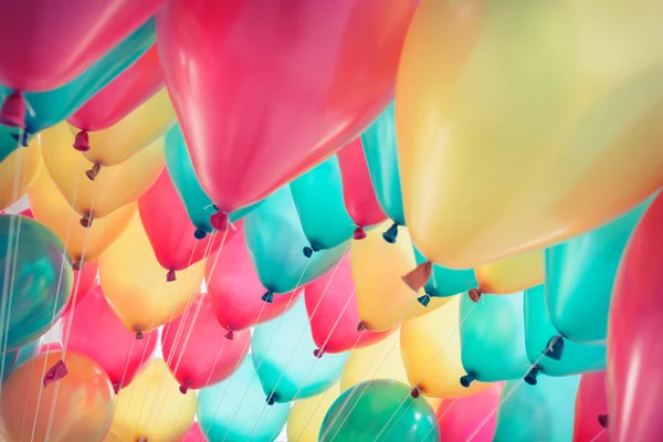 Красочные воздушные шары с праздничным фоном — стоковое фото