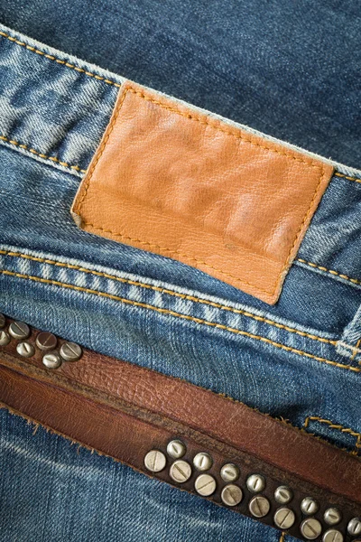 Blue jeans met lederen riem en label tag — Stockfoto