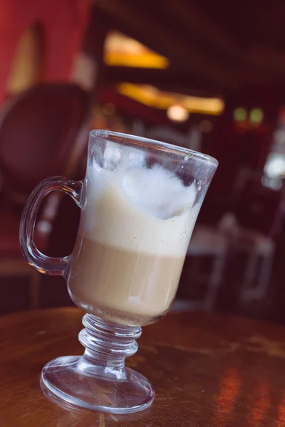 Café latte na mesa de madeira — Fotografia de Stock