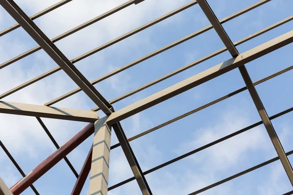 Vigas de acero techo truss construcción de edificios residenciales — Foto de Stock