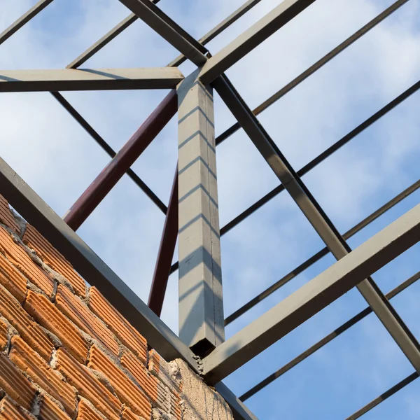 Stalowe belki konstrukcja dachu Kratownica budynek mieszkalny — Zdjęcie stockowe