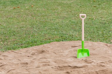 oyuncaklar çocuğun kum oynamak için oyun alanında tadını çıkarın.