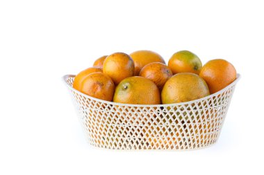 Beyaz arka plan üzerinde izole turuncu meyve sepeti,