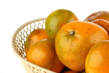 Beyaz arka plan üzerinde izole turuncu meyve sepeti,