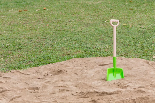 Játék, gyerek játék homok élvezze a játszótéren — Stock Fotó