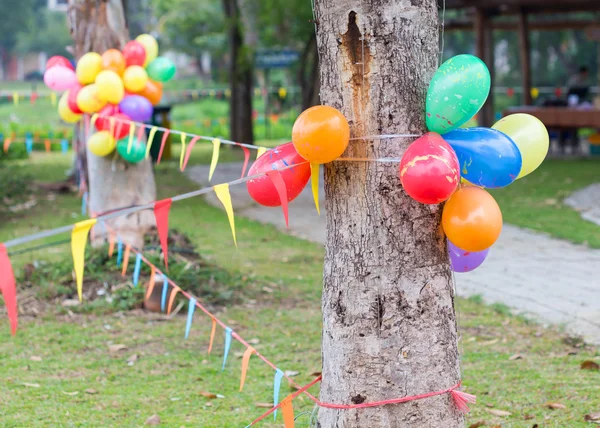 Festa ao ar livre no jardim decorado com balões coloridos — Fotografia de Stock