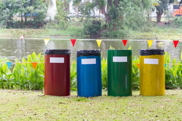 Coloré de poubelles de recyclage dans le jardin — Photo