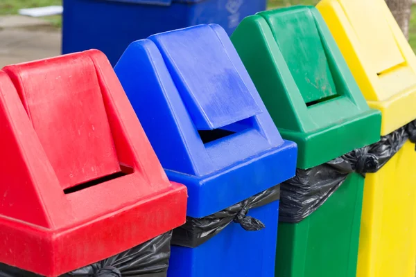 Coloré de poubelles de recyclage dans le jardin — Photo