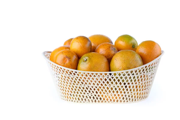 Beyaz arka plan üzerinde izole turuncu meyve sepeti,