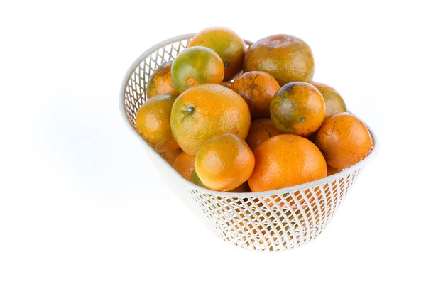 Fruta laranja em cesta, isolada sobre fundo branco — Fotografia de Stock