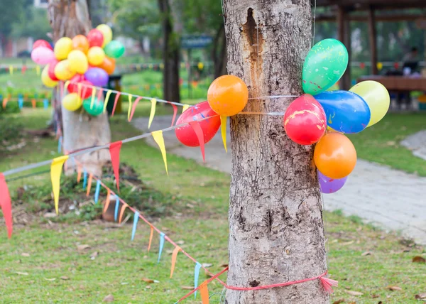 Buiten partij in tuin versierd met kleurrijke ballonnen Stockafbeelding